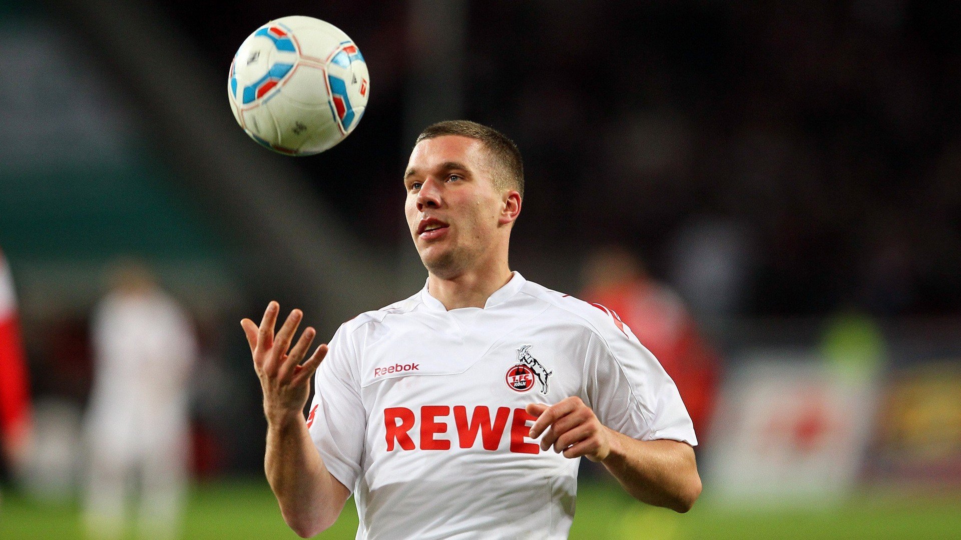 体育新闻中心发布体育记者数字工具包,体育记者连续拍下的一组照片